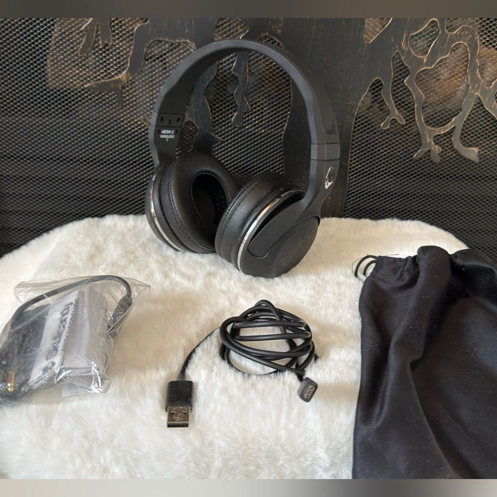 Skullcandy Over-Ear Black Headphones - Sleek Urban Design - Picture 7 of 13